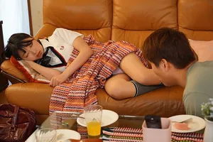 Chàng trai trộm nhìn quần lót người yêu em người yêu đang ngủ thì bị phát hiện