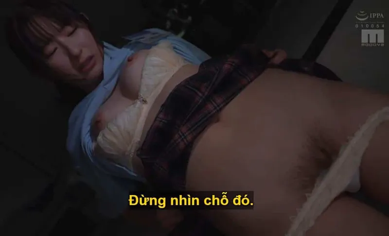 Người sếp trên toan tính "lên giường" với cô em dưới quyền kiêu kỳ, lười nhác, suốt ngày chỉ mải mê chat chit cùng người yêu.